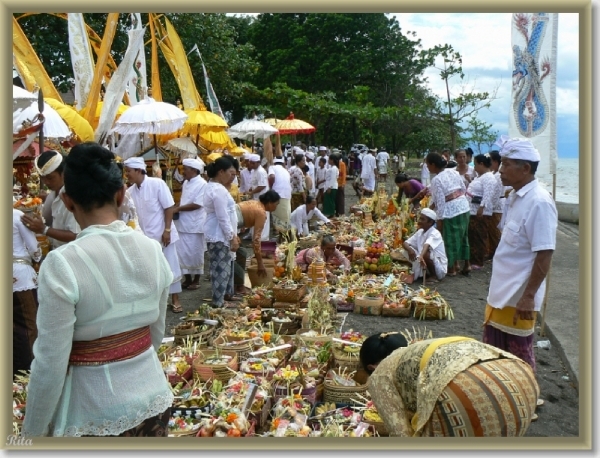 Melasti viering in Banyualit