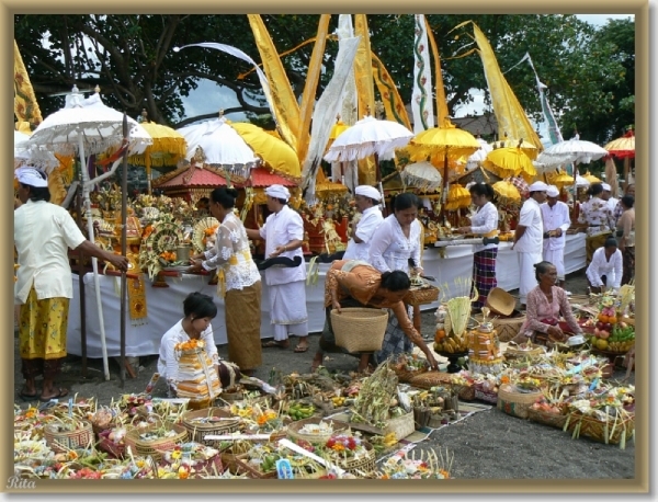 Melasti viering in Banyualit
