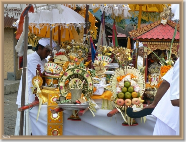 Melasti viering in Banyualit