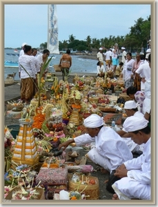 Melasti viering in Banyualit