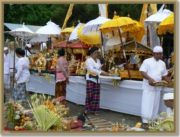 Melasti viering in Banyualit