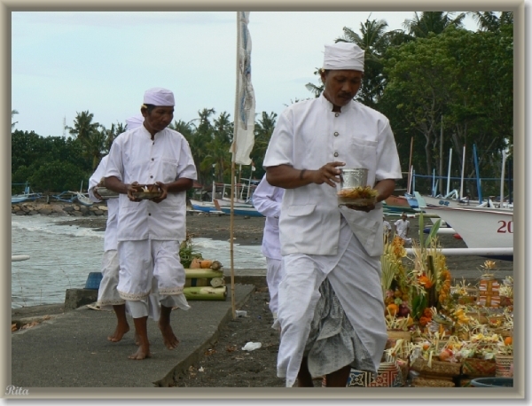 Melasti viering in Banyualit