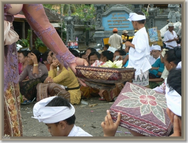 Melasti viering in Banyualit