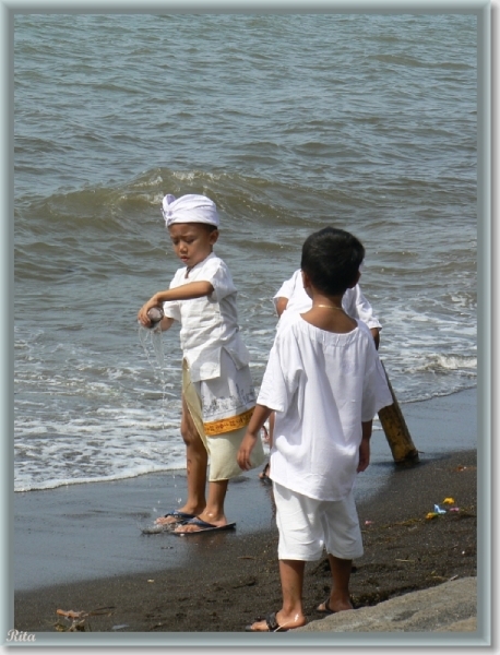 Melasti viering in Banyualit