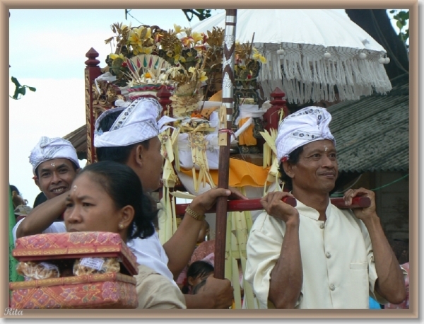 Melasti viering in Banyualit