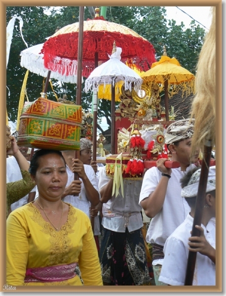 Melasti viering in Banyualit