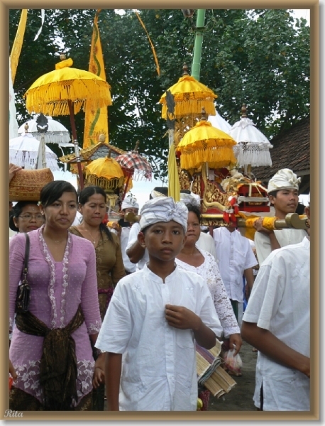 Melasti viering in Banyualit