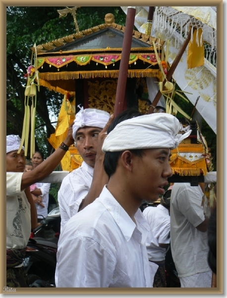 Melasti viering in Banyualit