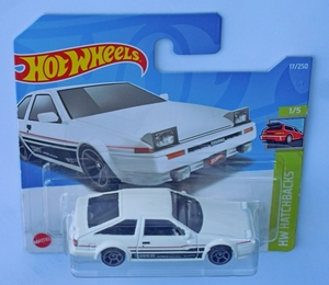 DSCN5358_Hot-Wheels_Toyota-AE86-Sprinter-Trueno_matte-white_Red&b