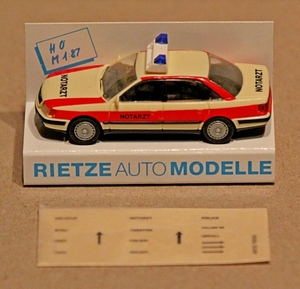 IMG_1339_Rietze_1op87_Audi-100-C4-sedan_taxi-geel&rood=Notarzt_2-