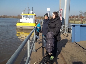 KIJKEN NAAR DE VOORBIJVARENDE SCHEPEN