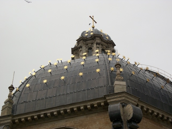 127-Koepel bezaaid met 298 zevenpuntige vergulde sterren