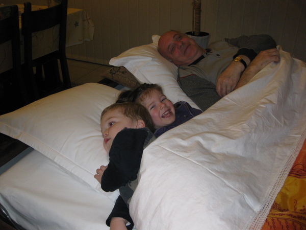 01) De kindjes naast pepee in bed op 07 maart '11