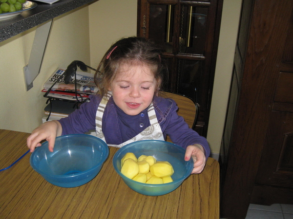 31) Jana met de geschilde aardappelen