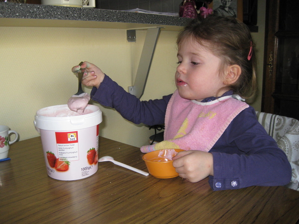 46) Jana schept nog yoghourt bij