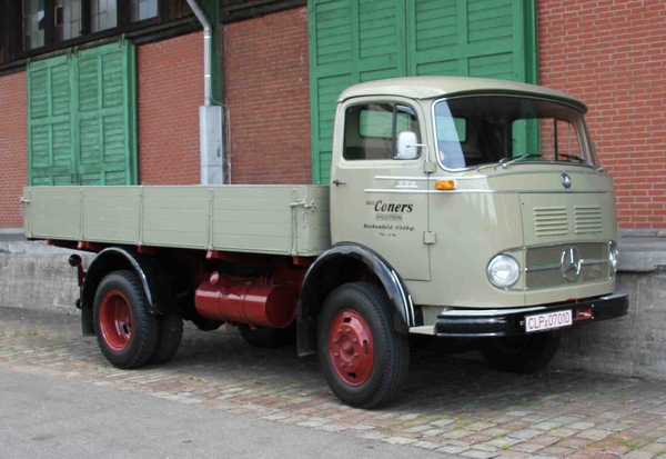 MERCEDES-BENZ 328