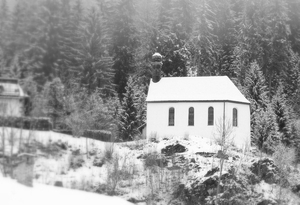 zwart-wit foto kapelletje in de verte