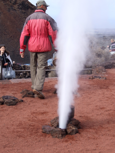 nog een demonstratie - water gieten in een put met een geiser tot