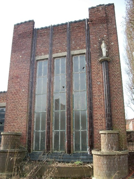 008-Typishe bruingeglazuurde stenen met Stenen Mariabeeld