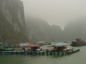 Ha Long Bay - drijvend vissersdorp