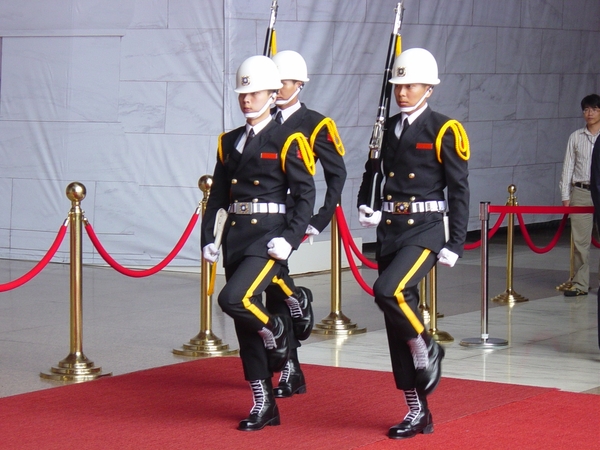 Taipee - Chiang Kai Shek Memorial wissel van de wacht