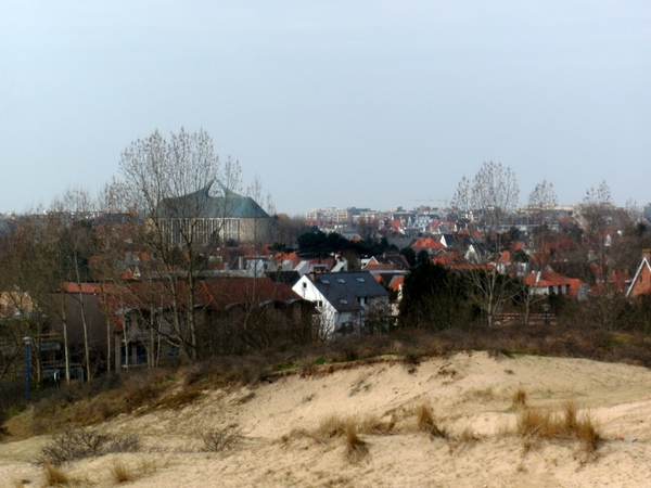 in de verte: O.L.Vr.Ter Duinen in Koksijde-bad