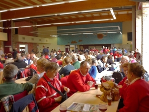 110320.OOSTDUINKERKE.VEEL VOLK IN DE ZAAL