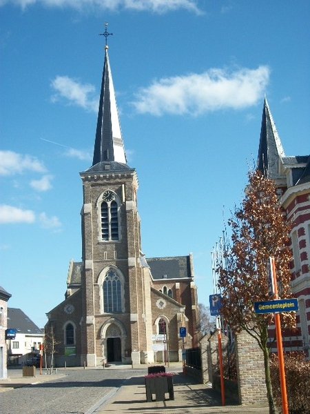 08-Neogotische O.L.Vrouwkerk uit roodbruine baksteen