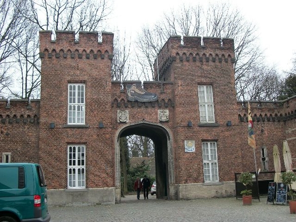 20-Ingangspoort met 2 bakstenen woontorens