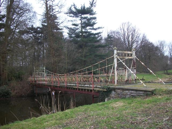 75-Smeedijzeren hangbrug van 28m.lang