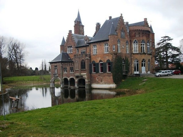 76-Kasteel met vijvers