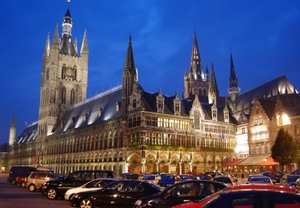 Ieper bij valavond - Lakenhalle