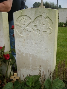 Twee soldaten in een graf