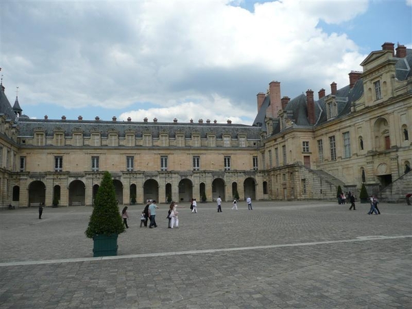 20090501 14.56  Sancerre Fontainebleau Cour de la Fontaine