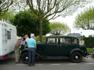 20090501 17.18 Sancerre Remi,Georges en Wim bij de citroën