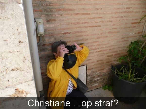 20090416 11u54  Valencia Christiane gebukt in een hoekje  089