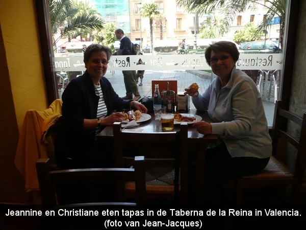 20090416 12u58  Valencia Christiane en Jeannine in de tapasbar 11