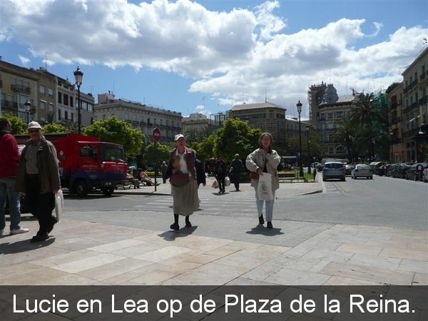 20090416 13u59  Valencia Lucie en Lea op de Plaza de la Reina 124