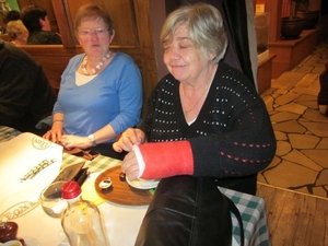 Ranterke met haar arm nog in het gips