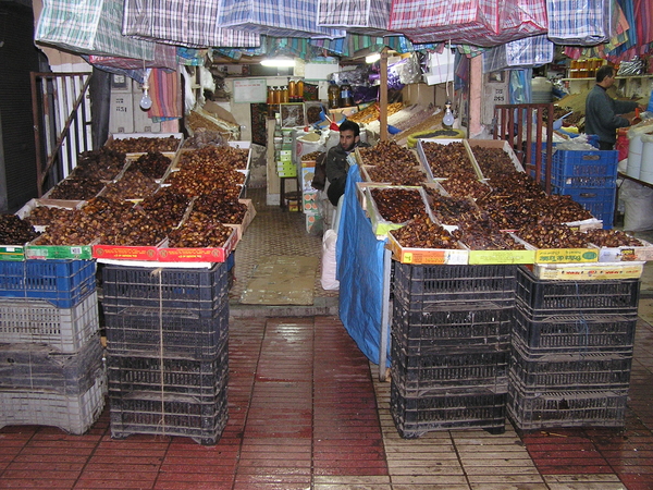 Vijgen/dadels verkoper in souks van Taroudant
