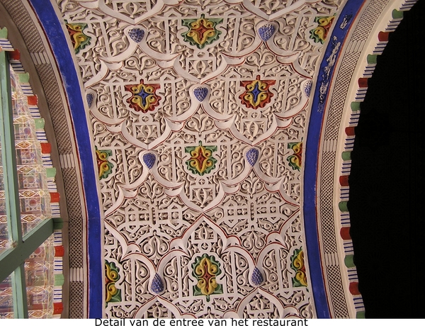 Fraai decor (stukwerk) in de entree van Riad Torbenlund