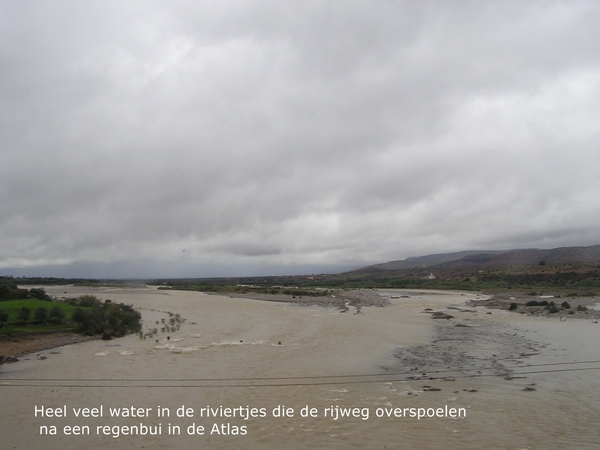 Water uit de bergen komt na de vele regenbuien