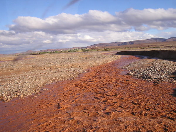 Rood water in de ontelbare riviertjes vanuit de bergen