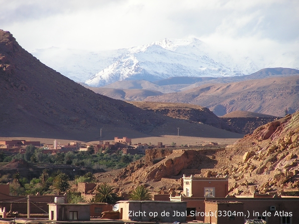 In de verte de besneeuwe toppen van de Hoge Atlas