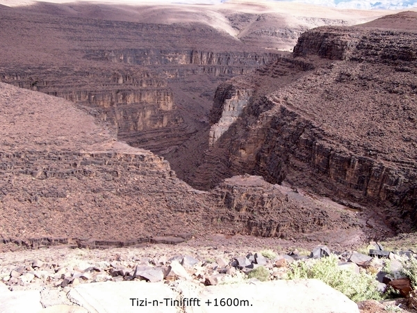 Een kloof vlak naast de weg