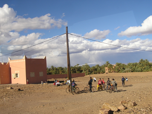 Spelende kinderen na schooltijd
