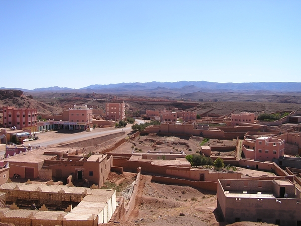 Keelah M'Gouna vanop de rots