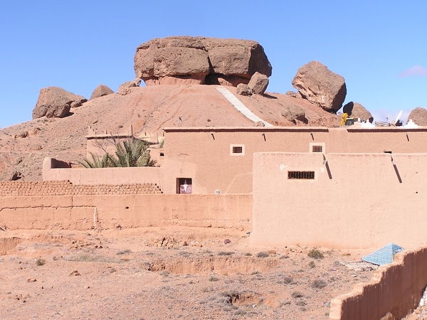 De rots die torent boven El Kelaa M'Gouna