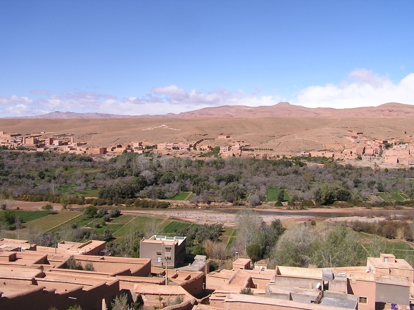 Boumalne vanaf de andere oever van de Dades