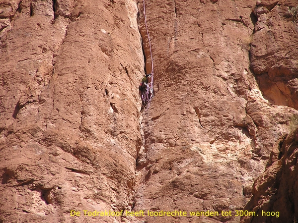 Inspectie van de rotswand in de Todrakloof?